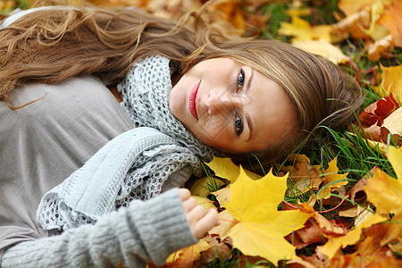 秋季妇女女性幸福团体橙子女孩成人毛衣叶子公园季节图片