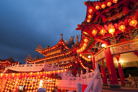 在中国新年的马来西亚 著名的Thean you寺庙财富红色建筑学遗产地标灯笼祷告庆典宗教风景图片