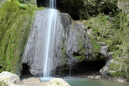 水瀑和洞穴自然场景图片