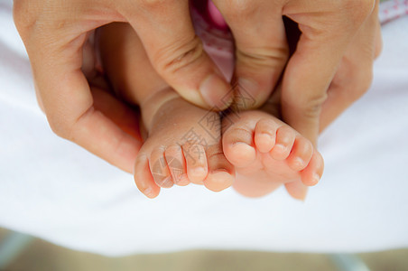婴儿脚家庭身体孩子父母医疗女儿拇指童年按摩手指背景图片