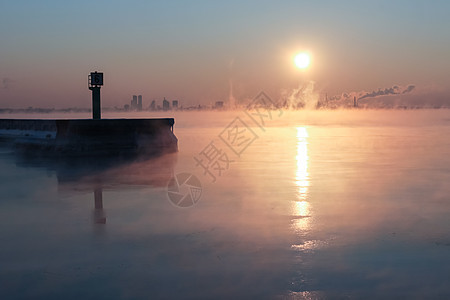 冬季海雾风暴日落时间紫色海岸线地平线波浪季节场景海岸图片