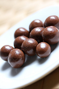 巧克力球小吃甜点营养坚果圆形糖果涂层美食白色棕色图片