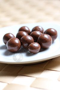 巧克力球可可棕色圆形盘子坚果牛奶糖果甜点涂层小吃图片