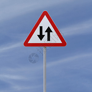 双向道路标志警告三角形箭头指示牌路标蓝色红色天空图片