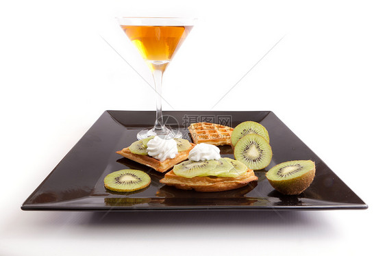 Kiwi 酸盐切片与饮料小吃鸡尾柠檬杯子酒杯盘子馅饼食谱奇异果果汁图片