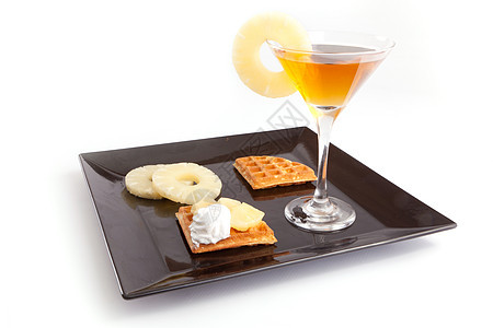 菠萝盐片与饮料小吃奶油酒杯巧克力馅饼美食杯子柠檬早餐盘子图片