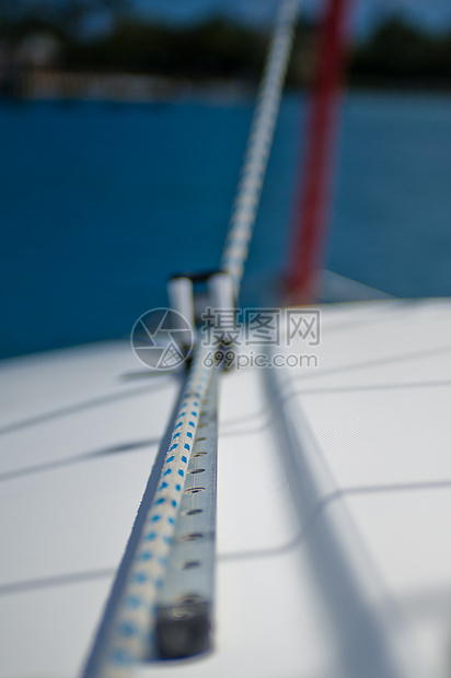 游艇线绳索白色天空钻机运动滑轮帆船航海娱乐血管图片