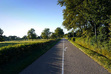 穿越法国农村的公路背景图片