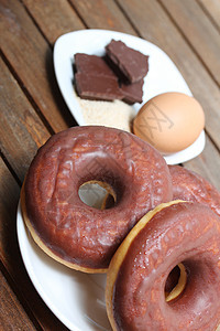 做甜甜圈巧克力盘子木头美食小吃早餐面粉奶油状蛋糕午餐图片