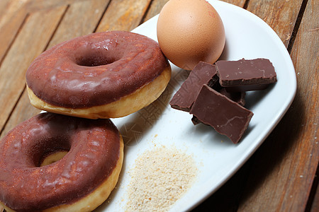 做甜甜圈面粉盘子奶油状美食早餐木头包子午餐巧克力蛋糕图片