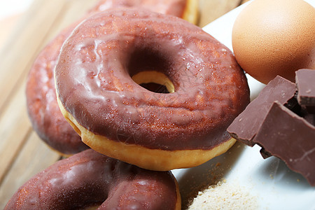 做甜甜圈小麦小吃美食盘子早餐包子木头巧克力蛋糕面粉图片