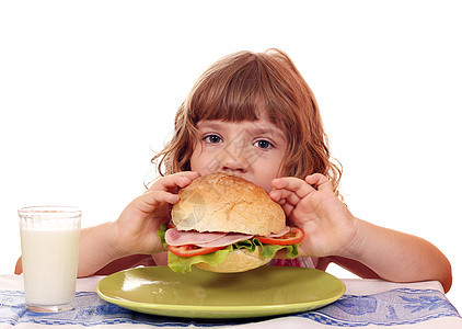 饥饿的小女孩吃大三明治图片