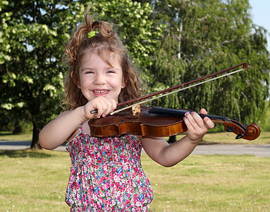在公园里小提琴的小姑娘图片