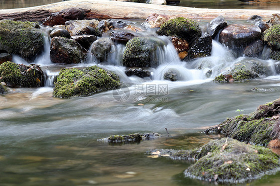 泉水现场叶子石头流动季节风景公园岩石溪流绿色苔藓图片