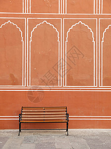 古老的长椅对着英迪亚宫殿墙图片
