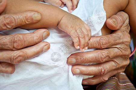 老年妇女和婴儿手图片