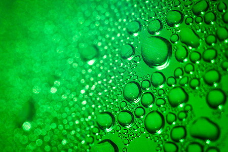 正在刷新绿水背景雨滴绿色塑料水分瓶子宏观水滴淬火飞沫玻璃图片