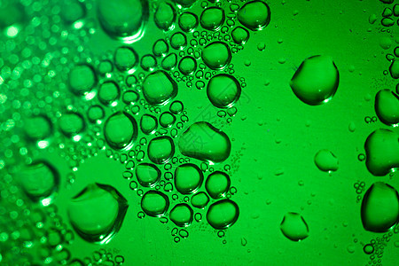 正在刷新绿水背景雨滴绿色飞沫气泡宏观玻璃茶点水分塑料瓶子图片