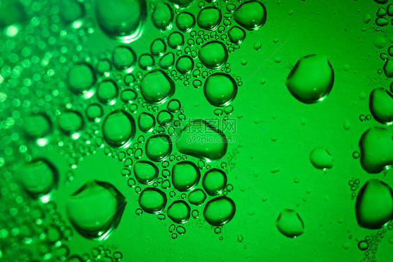 正在刷新绿水背景雨滴绿色飞沫气泡宏观玻璃茶点水分塑料瓶子图片