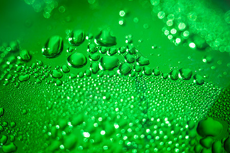 正在刷新绿水背景水滴飞沫口渴瓶子茶点雨滴气泡淬火水分绿色图片