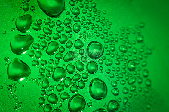 正在刷新绿水背景口渴雨滴瓶子宏观水分绿色淬火雨水飞沫茶点图片
