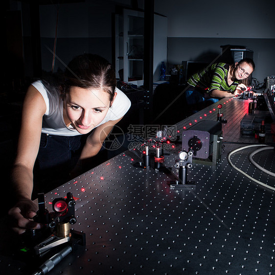女科学家在量子光学实验室进行研究图片