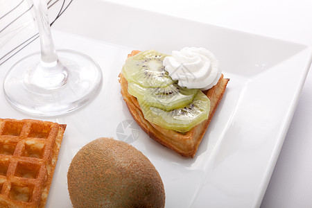 Kiwi tart 切片馅饼酒杯奇异果美食食物巧克力蛋糕香草糕点早餐图片
