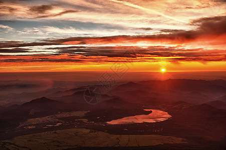 从藤地升起的日出戏剧性太阳阳光火山风景光束山脉日落反射射线图片