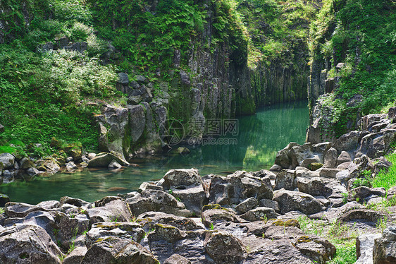 高原峡谷溪流天蓝色森林鸿沟绿色山脉岩石蓝色公园图片