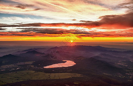 从藤地升起的日出射线顶峰山脉日落风景反射戏剧性火山太阳光束图片