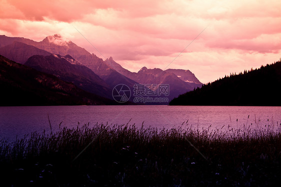 山区日落场景太阳天气岩石山脉旅行日出反射紫色天空图片