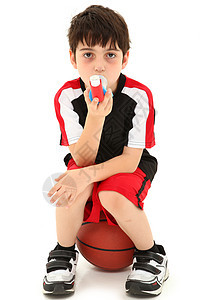 使用吸入器的Asthma攻击儿童男孩图片