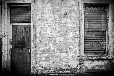 旧的废弃建筑 有铁门夹节带铁门图片