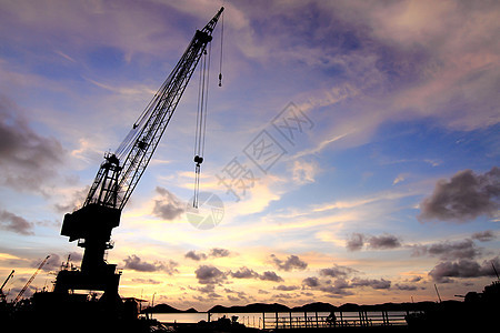 日落时码头的起重车起重机船厂船尾螺旋桨橙子进口后勤运输天空货运图片