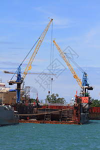 大型漂浮干码头轮船修理服务维修工业橙子船厂船体运输船运港口起重机图片