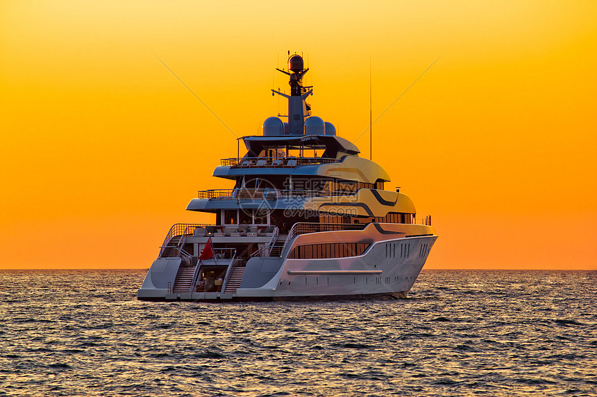 日落时在公海的豪华游艇图片