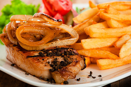 肉和炸土豆餐厅火鸡猪肉胡椒盘子腰部洋葱菜单筹码食物图片