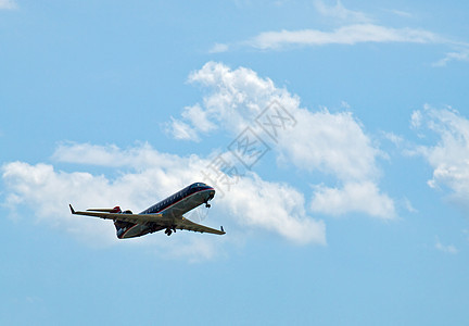 商业班机飞入半云层的蓝天上空海报飞机航空公司交通风暴地平线天空运输齿轮航班图片