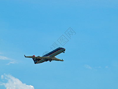 商业班机飞入半云层的蓝天上空涡轮旅行空气引擎假期天空力量全景航空公司风暴图片