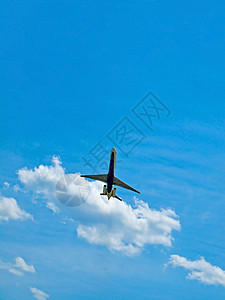 商业班机飞入半云层的蓝天上空客机天空蓝色卷云技术地平线喷射引擎海报航班图片