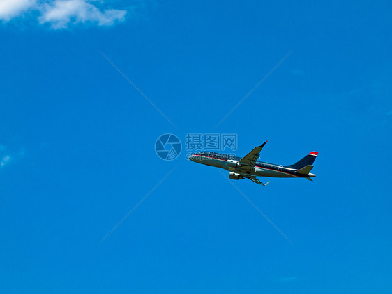 商业班机飞入半云层的蓝天上空旅行航空公司空气地平线运输天气卷云喷射航空蓝色图片