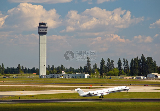 随着飞机起飞的现代机场空中交通管制塔台空 气控制塔涡轮安全旅行喷射车辆蓝色天空空气方法运输图片