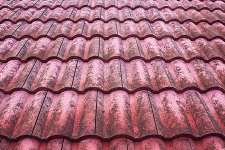 旧红色公车楼顶的红色屋顶砖块贴紧细节建筑学黏土防风雨阁楼马赛克陶瓷住宅条纹橙子制品图片