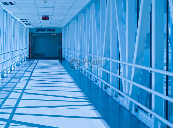 天行隧道被覆盖在冷蓝通中金属天空行人窗户天桥门厅隧道人行道管子步道图片