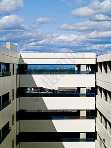 清晨春日停车停车场Ramps城市运输公园楼梯几何学商业蓝色晴天摩天大楼绿化图片