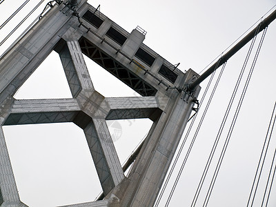 旧金山湾桥在开车时近距离靠近运输建筑工程地标对角线城市天空交通景观金属图片