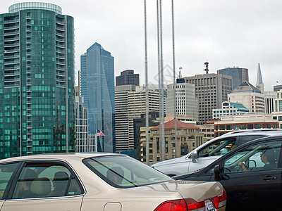 手绘车旧金山在贝湾桥上驾驶时是Seen办公室交通玻璃商业街道旅游公寓天际摩天大楼假期背景