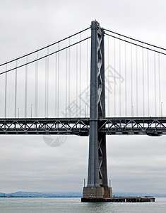旧金山湾大桥在云天海岸旅行市中心地标旅游金属汽车工程历史性水路图片