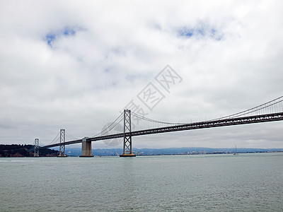 旧金山湾大桥在云天城市建筑市中心跨度金属历史性旅行交通海岸天空图片