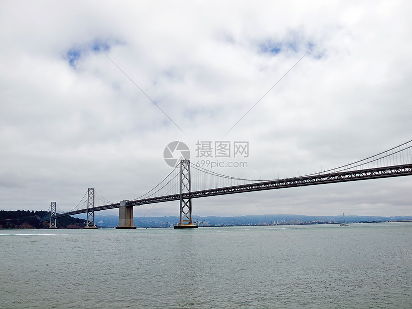 旧金山湾大桥在云天城市建筑市中心跨度金属历史性旅行交通海岸天空图片